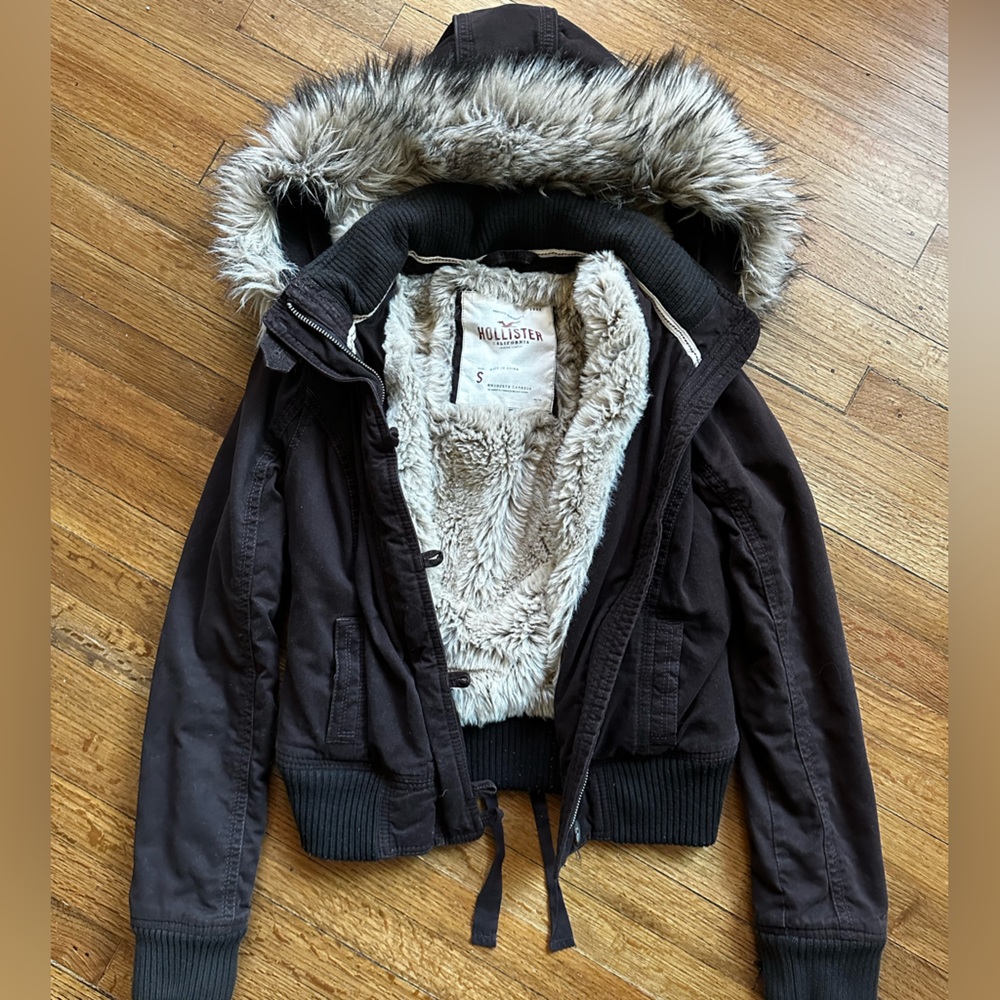 Hollister women’s coat with faux fur size small